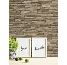 Wanddecoratie met steenlook behang, ingelijste teksten en decoratie