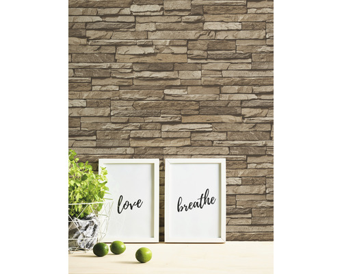 Wanddecoratie met steenlook behang, ingelijste teksten en decoratie