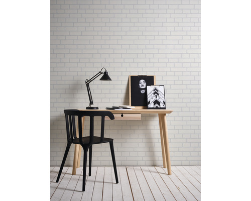 Bureau met stoel, lamp en decoratie in een lichte ruimte