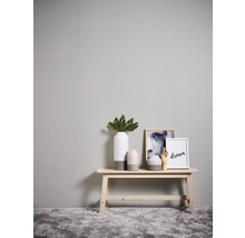 Decoratieve scène met bank, vazen, afbeeldingen en decoratieve elementen op een vloerkleed