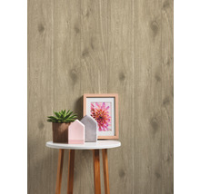 Close-up van laminaat met houtstructuur achter een tafel met decoratie