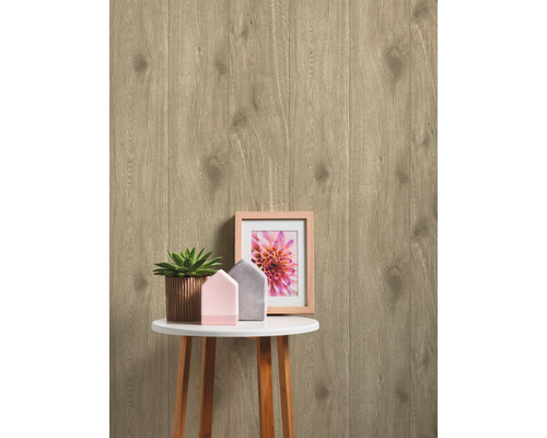 Close-up van laminaat met houtstructuur achter een tafel met decoratie