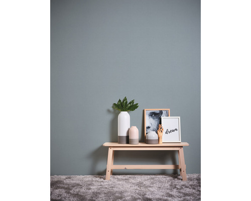 Decoratieve scène met bank, vazen en schilderijen aan een muur