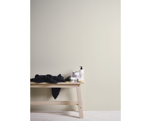 Muur geschilderd met verf, bank met accessoires