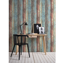 Kantoorscène met bureau, stoel, lamp en houten lambrisering behang