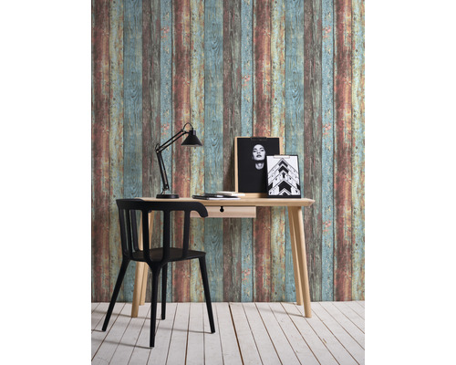 Kantoorscène met bureau, stoel, lamp en houten lambrisering behang