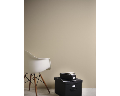 Scene met een stoel en opbergdozen voor een muur