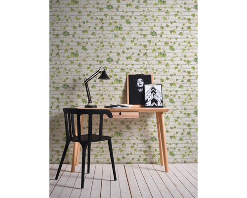 Kamer met bureau, stoel, lamp en behang met baksteen- en klimopmotief