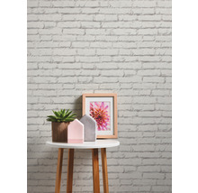 Decoratieve scène met bakstenen behang, tafel en kamerplant