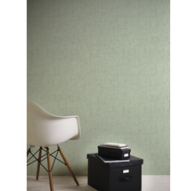 Wanddecoratie met textielbehang, gecombineerd met een stoel en opbergdozen
