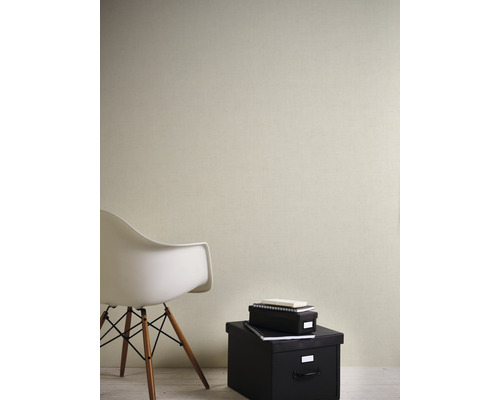 Interieurweergave met structuurbehang op de muur, aangevuld met een stoel en opbergdozen