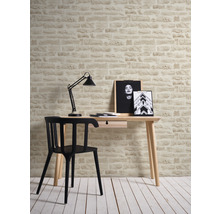 Scene met bureau, stoel, lamp en wand in steenlook voor een moderne werkkamer.