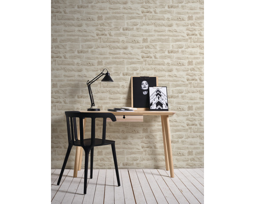 Scene met bureau, stoel, lamp en wand in steenlook voor een moderne werkkamer.