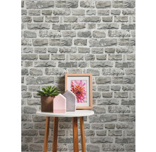 Decoratief stenen behang met tafel en decoratie