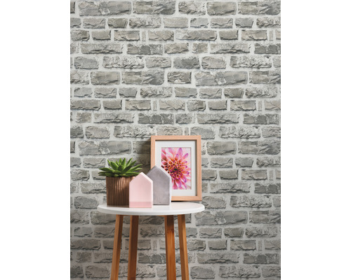 Decoratief stenen behang met tafel en decoratie