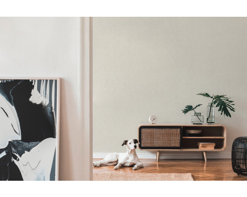 Lichte kamer met behangpatroon, houten dressoir en een hond