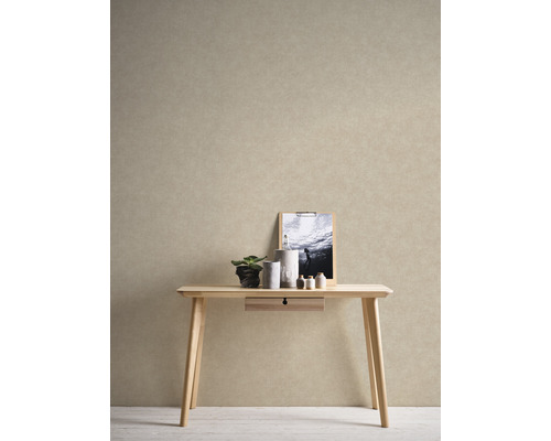 Decoratieve scène met een lichte houten tafel, plant, kaarsen en een afbeelding aan de muur