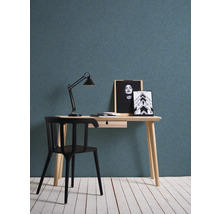 Werkkamer met bureau, stoel, lamp en wandbehang