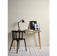 Bureau met lamp, stoel en decoratie