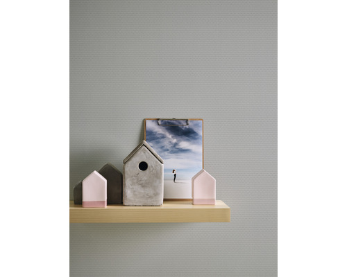 Plank met huisdecoraties en een afbeelding aan een muur