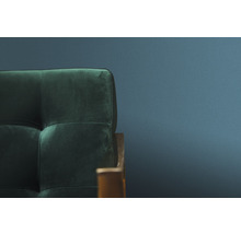 Detailbeeld van een groene bank met fluwelen bekleding