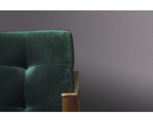 Detailopname van een gestoffeerde fauteuil met knoopsluiting