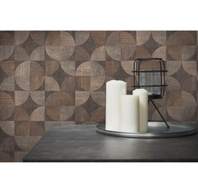 Decoratief behang met houtlook en geometrisch patroon in de woonkamer