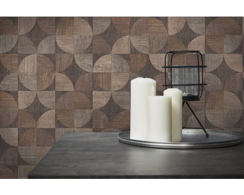 Decoratief behang met houtlook en geometrisch patroon in de woonkamer