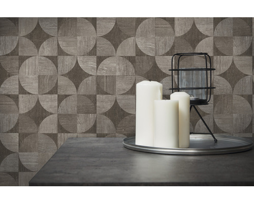 Decoratieve wand met geometrisch behangpatroon, kaarsen en windlicht