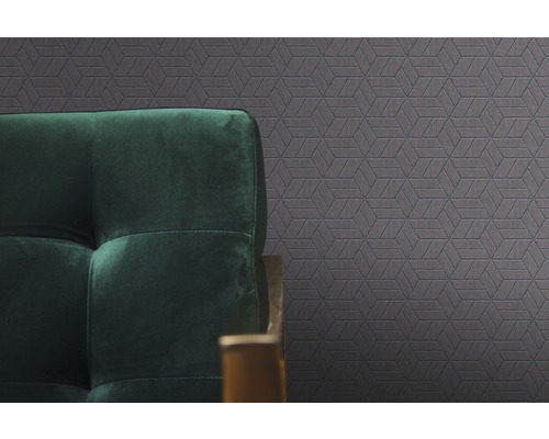 Behang met patroon met geometrische vormen en donkergroene bank