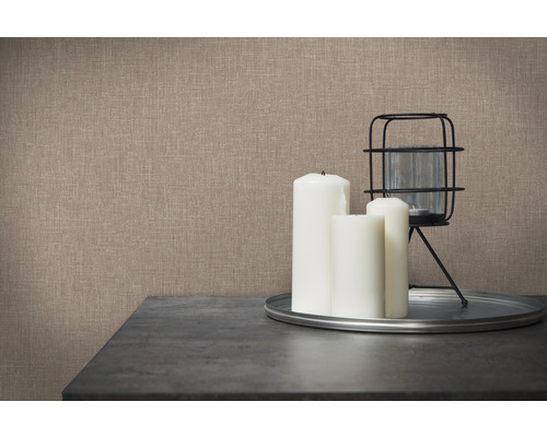 Close-up van een muur met textielbehang, gecombineerd met kaarsen en windlicht