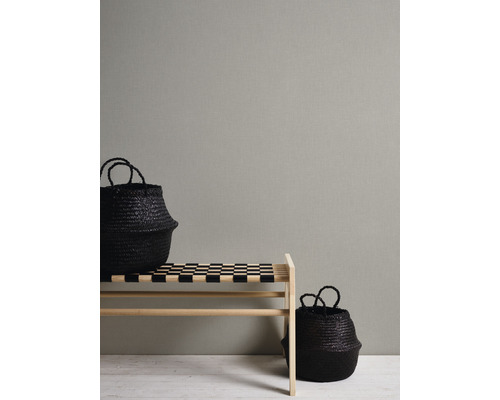 Bank met twee zwarte opbergmanden