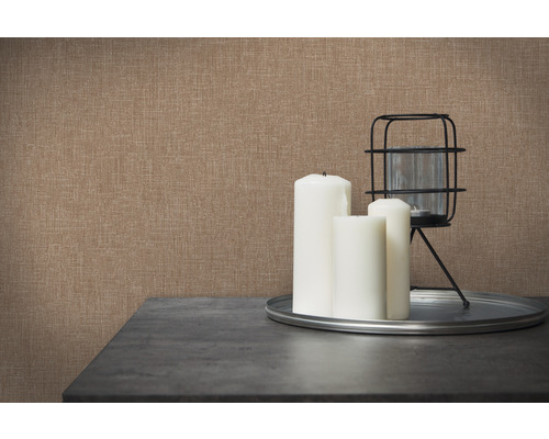 Close-up van een bruin textielbehang met kaarsen en decoratie