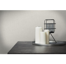 Decoratieve scène met linnen behang, kaarsen en lantaarn op een tafel.