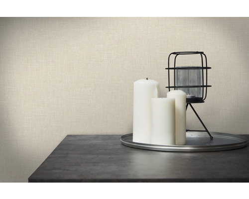 Decoratief behang met linnenstructuur, gecombineerd met kaarsen en windlicht op een tafel.