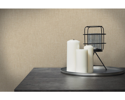 Close-up van beige vliesbehang in de woonkamer met kandelaar