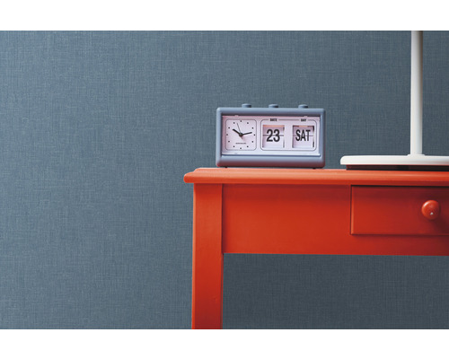 Scene met een grijze kalender op een rode tafel voor een gestructureerde wand