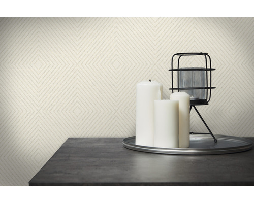 Kamerweergave met patroonbehang en decoratieve items