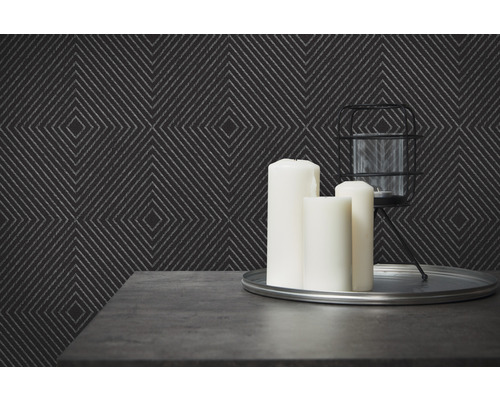 Woonkamer met geometrisch behang, kaarsen en windlicht