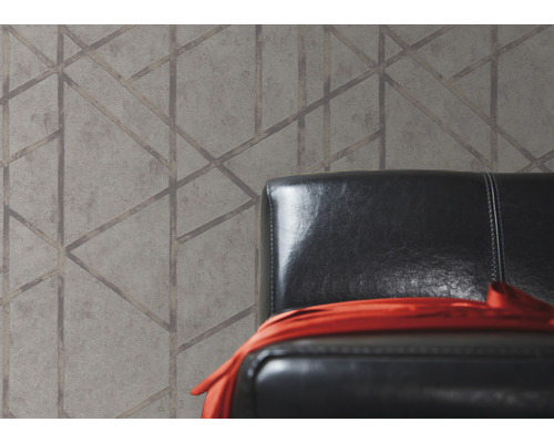 Behang met geometrisch patroon en fauteuil