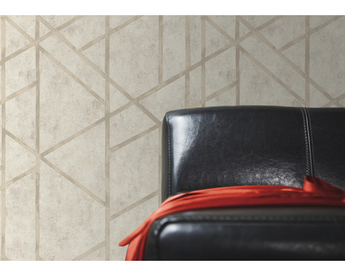 Behang met geometrisch patroon in kamer met fauteuil