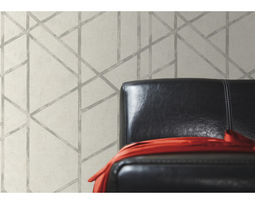 Behang met geometrisch patroon achter een fauteuil