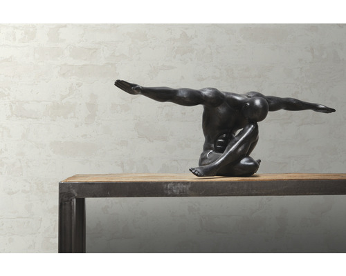 Decoratief beeldhouwwerk van een zittende figuur op een tafel