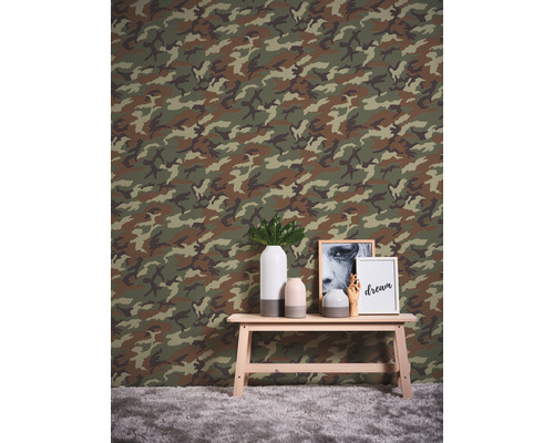 Kamer met camouflagebehang en houten bank