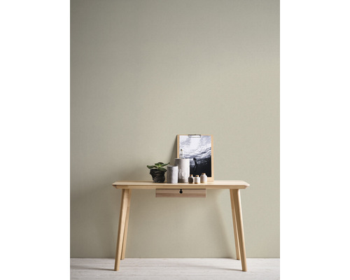 Licht houten bureau met lade, decoratie en afbeelding aan de muur.