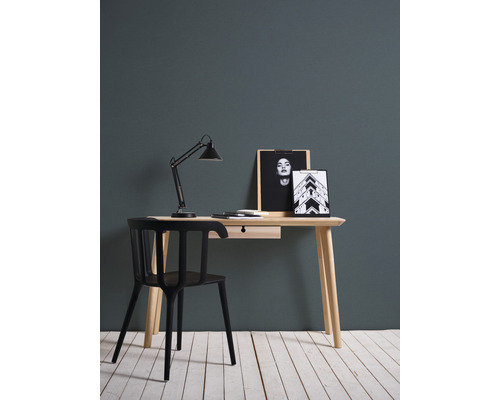 Bureau met bureaulamp, stoel en decoratie op een lichte houten vloer