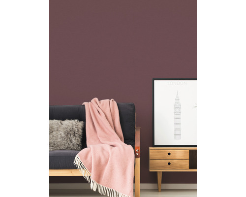 Woonkamer met bank, kussen, deken, dressoir en ingelijste afbeelding van Londen