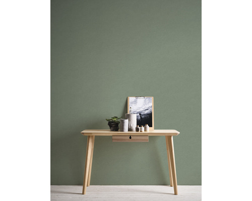 Houten tafel met decoratie voor een groene wand