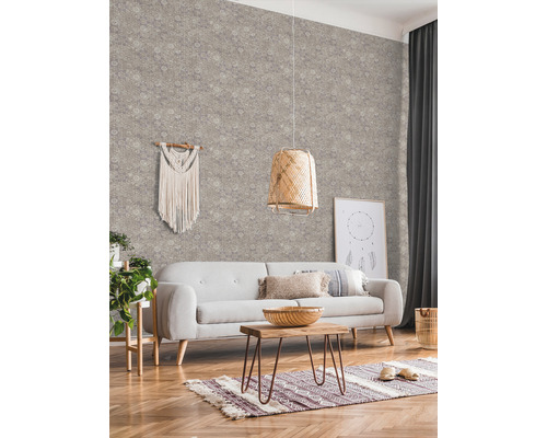 Woonkamer met patroonbehang, bank, tafel en decoratieve elementen voor een gezellige sfeer