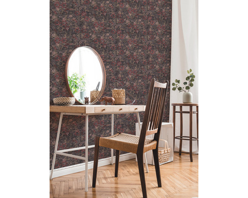 Decoratieve kamer met patroonbehang, spiegel en houten tafel